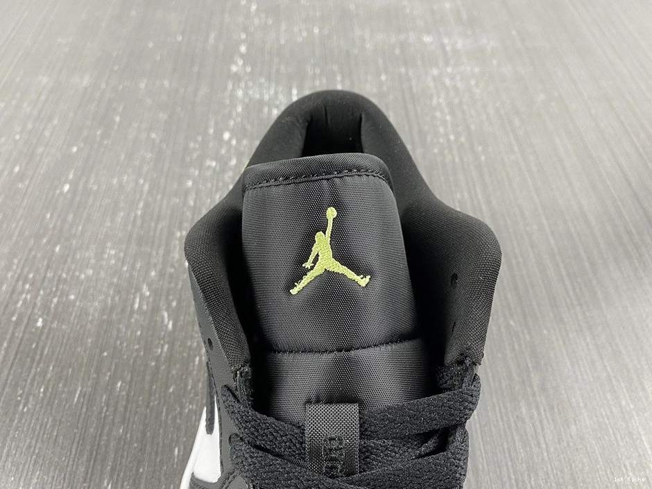 Green Snakeskin DX4446-301 Vivid Jordan (W) 1 Low - 1012